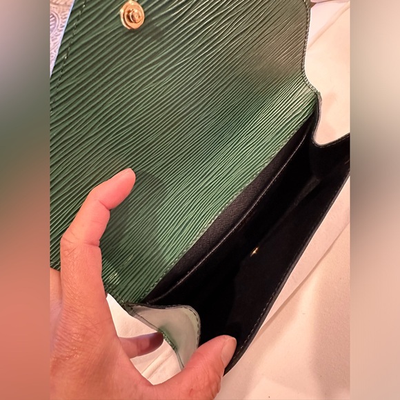 LOUIS VUITTON CLUTCH GREEN EPI 🌟AUTHENTIC 🌟 - Picture 9 of 15
